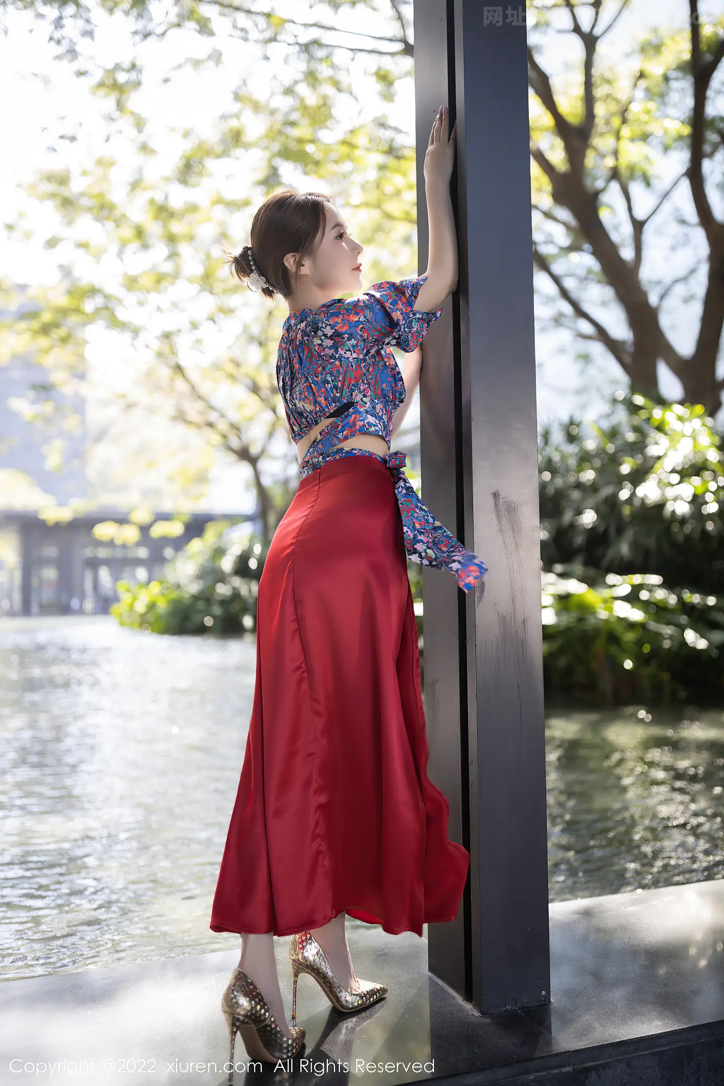 图片[3]-[XiuRen秀人网]VOL.4674 模特鱼子酱Fish三亚旅拍花纹上衣配红裙子露蕾丝内衣诱惑写真74P-秀人网官方网站